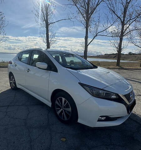 Білий Ніссан Ліф, об'ємом двигуна 0 л та пробігом 62 тис. км за 16000 $, фото 1 на Automoto.ua