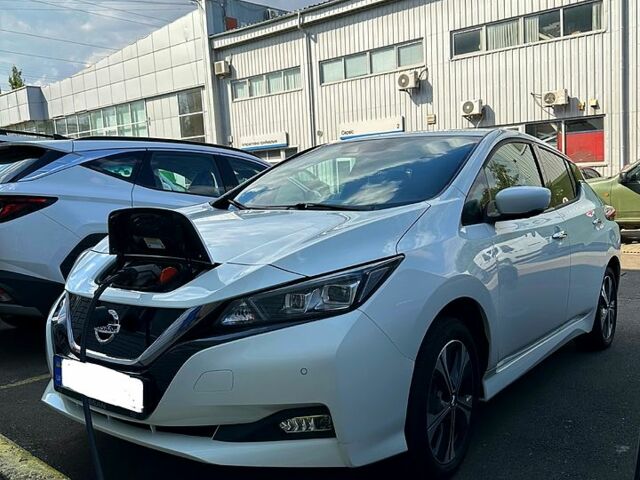 Белый Ниссан Лиф, объемом двигателя 0.16 л и пробегом 99 тыс. км за 16700 $, фото 1 на Automoto.ua