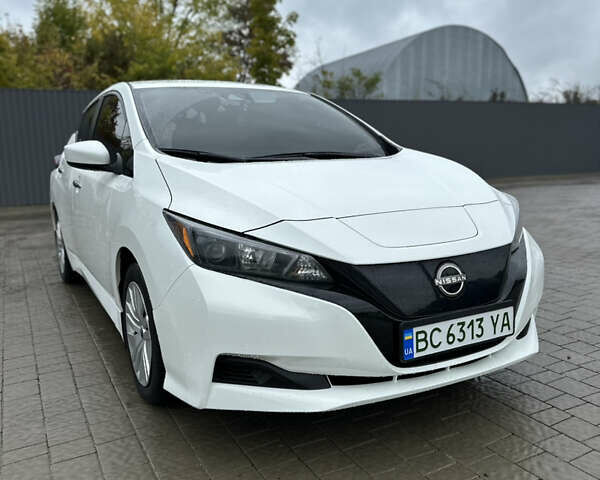 Білий Ніссан Ліф, об'ємом двигуна 0 л та пробігом 64 тис. км за 17000 $, фото 1 на Automoto.ua