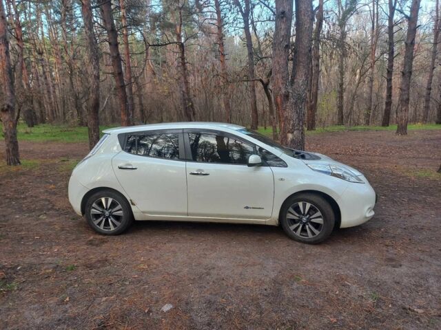 Білий Ніссан Ліф, об'ємом двигуна 0 л та пробігом 199 тис. км за 6200 $, фото 1 на Automoto.ua