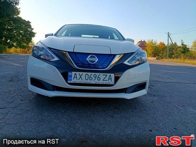 Белый Ниссан Лиф, объемом двигателя 0 л и пробегом 65 тыс. км за 12000 $, фото 1 на Automoto.ua