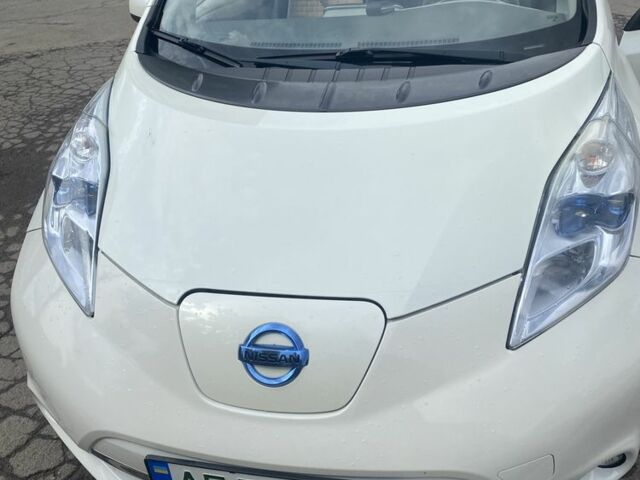 Белый Ниссан Лиф, объемом двигателя 0 л и пробегом 86 тыс. км за 5500 $, фото 1 на Automoto.ua