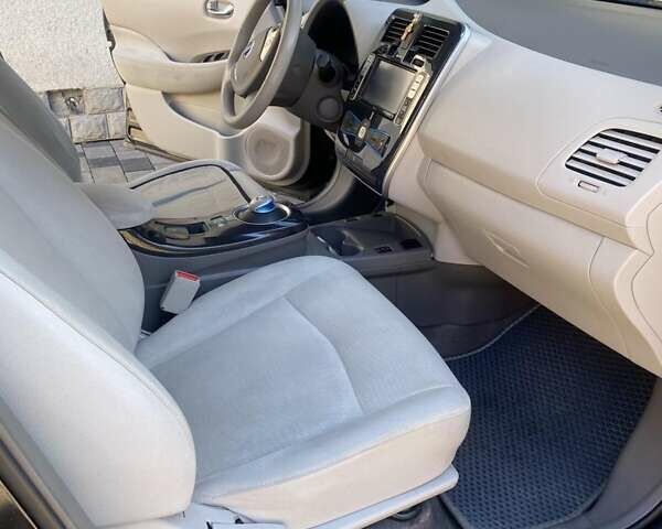 Черный Ниссан Лиф, объемом двигателя 0 л и пробегом 130 тыс. км за 5600 $, фото 1 на Automoto.ua