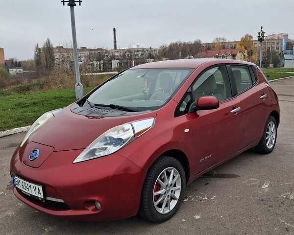 Красный Ниссан Лиф, объемом двигателя 0 л и пробегом 111 тыс. км за 4900 $, фото 1 на Automoto.ua