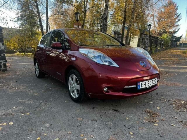 Красный Ниссан Лиф, объемом двигателя 0 л и пробегом 132 тыс. км за 3850 $, фото 1 на Automoto.ua