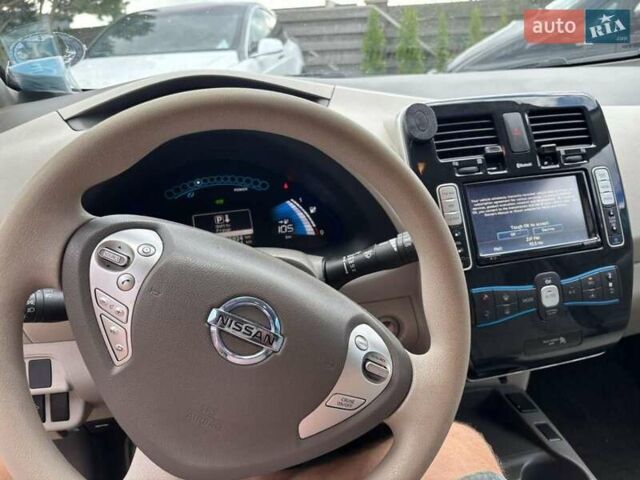 Красный Ниссан Лиф, объемом двигателя 0 л и пробегом 125 тыс. км за 5700 $, фото 1 на Automoto.ua