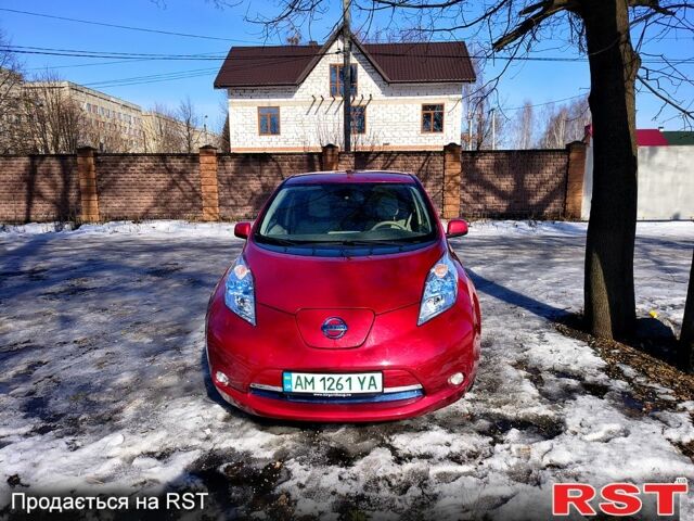 Красный Ниссан Лиф, объемом двигателя 0 л и пробегом 140 тыс. км за 9200 $, фото 1 на Automoto.ua