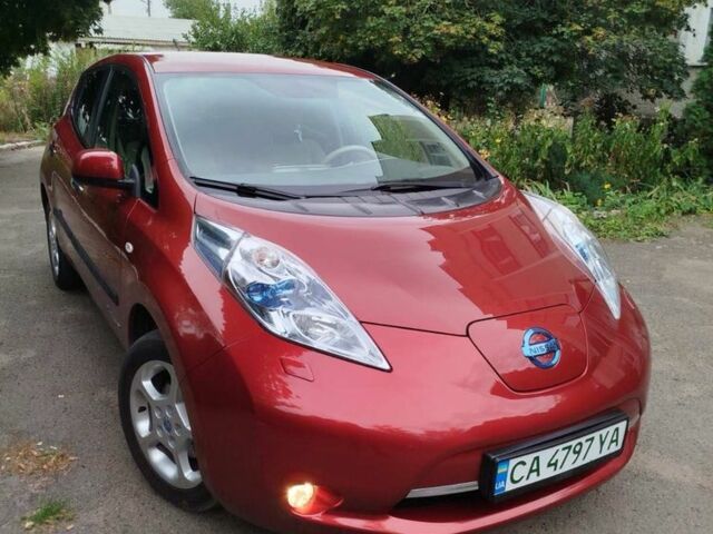 Красный Ниссан Лиф, объемом двигателя 0 л и пробегом 93 тыс. км за 5400 $, фото 1 на Automoto.ua