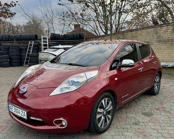 Красный Ниссан Лиф, объемом двигателя 0 л и пробегом 153 тыс. км за 7200 $, фото 1 на Automoto.ua