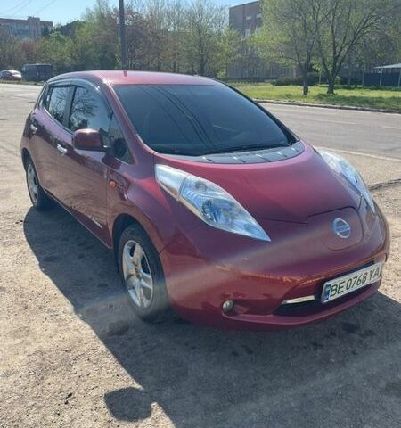 Красный Ниссан Лиф, объемом двигателя 0 л и пробегом 150 тыс. км за 5000 $, фото 1 на Automoto.ua