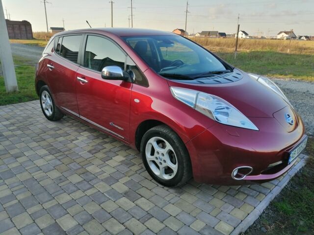 Красный Ниссан Лиф, объемом двигателя 0 л и пробегом 104 тыс. км за 7000 $, фото 1 на Automoto.ua