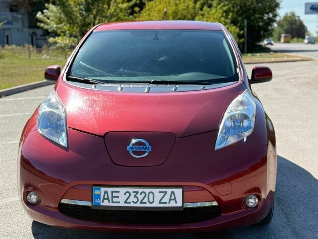 Красный Ниссан Лиф, объемом двигателя 0 л и пробегом 157 тыс. км за 6699 $, фото 1 на Automoto.ua