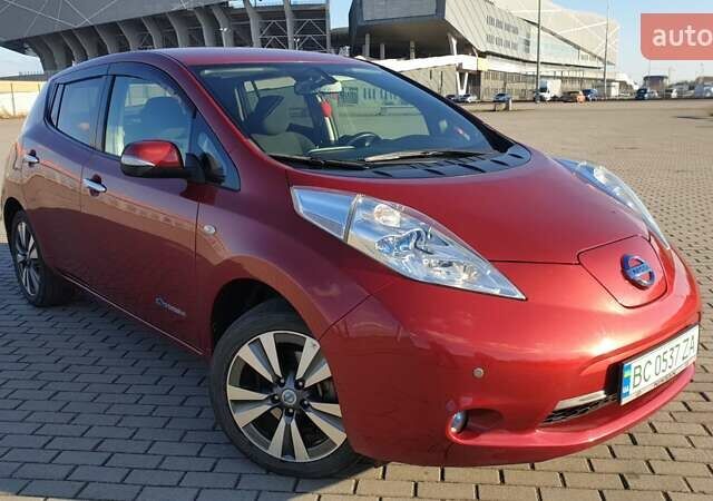 Красный Ниссан Лиф, объемом двигателя 0 л и пробегом 97 тыс. км за 8500 $, фото 1 на Automoto.ua