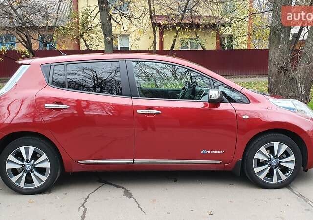 Красный Ниссан Лиф, объемом двигателя 0 л и пробегом 152 тыс. км за 7900 $, фото 1 на Automoto.ua