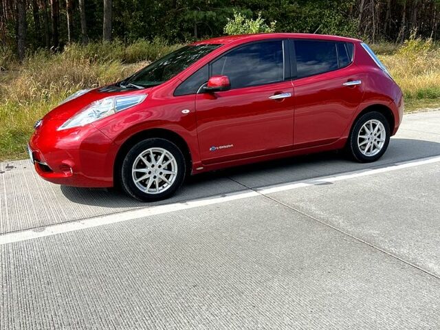 Красный Ниссан Лиф, объемом двигателя 0 л и пробегом 129 тыс. км за 7200 $, фото 1 на Automoto.ua