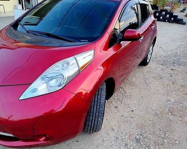 Красный Ниссан Лиф, объемом двигателя 0 л и пробегом 195 тыс. км за 6000 $, фото 1 на Automoto.ua