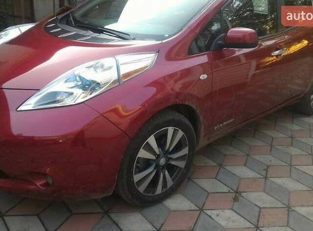 Красный Ниссан Лиф, объемом двигателя 0 л и пробегом 133 тыс. км за 7000 $, фото 1 на Automoto.ua