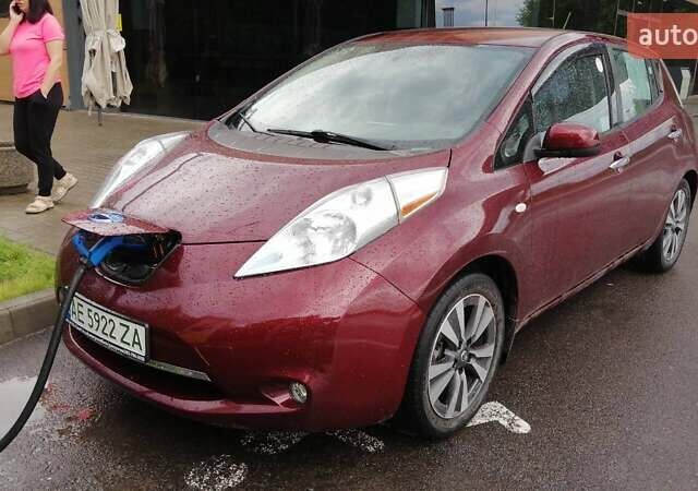 Красный Ниссан Лиф, объемом двигателя 0 л и пробегом 83 тыс. км за 10500 $, фото 1 на Automoto.ua