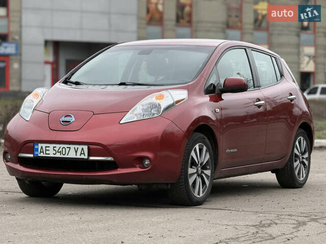 Красный Ниссан Лиф, объемом двигателя 0 л и пробегом 135 тыс. км за 6400 $, фото 1 на Automoto.ua