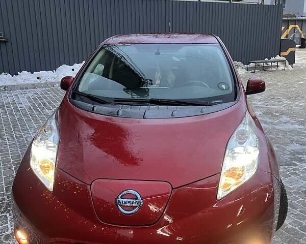 Красный Ниссан Лиф, объемом двигателя 0 л и пробегом 146 тыс. км за 8400 $, фото 1 на Automoto.ua