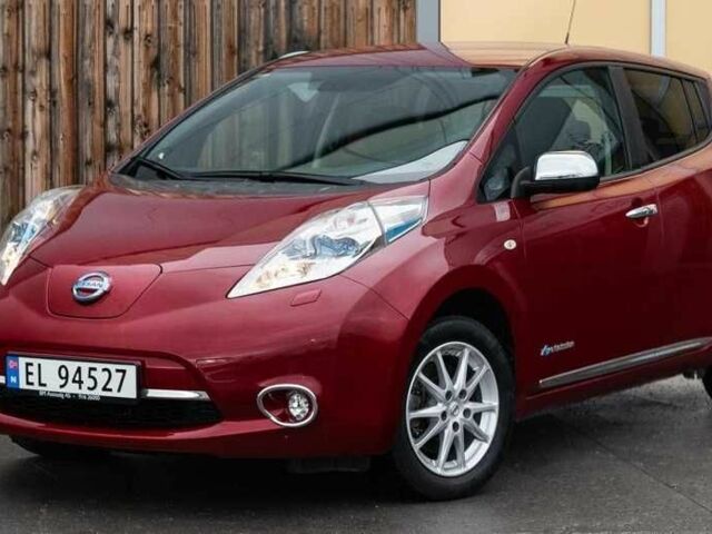 Красный Ниссан Лиф, объемом двигателя 0 л и пробегом 56 тыс. км за 5000 $, фото 1 на Automoto.ua