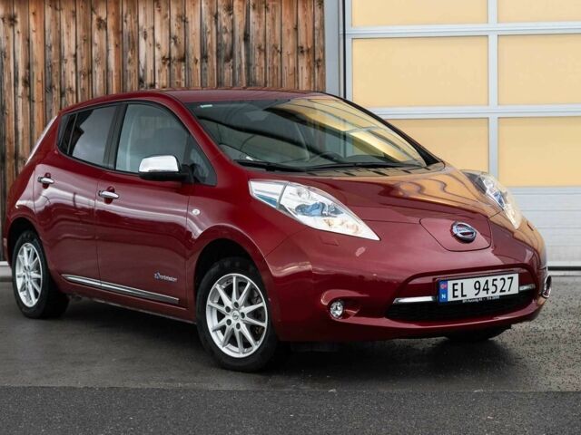 Красный Ниссан Лиф, объемом двигателя 0 л и пробегом 56 тыс. км за 5000 $, фото 1 на Automoto.ua