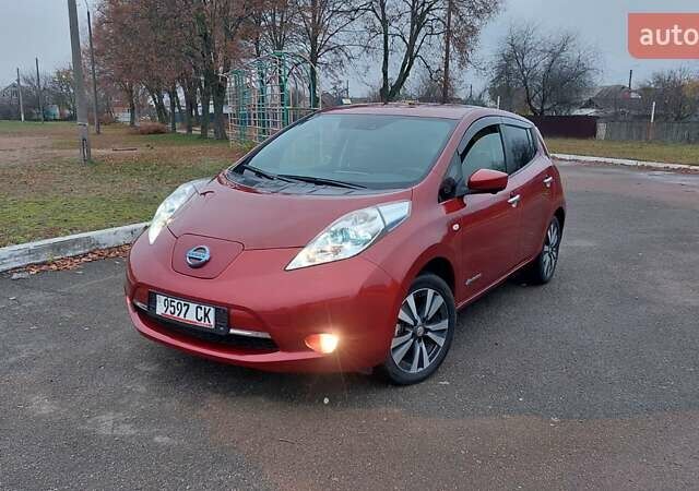 Красный Ниссан Лиф, объемом двигателя 0 л и пробегом 67 тыс. км за 7500 $, фото 1 на Automoto.ua