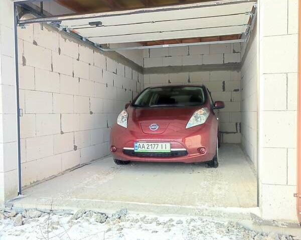 Красный Ниссан Лиф, объемом двигателя 0 л и пробегом 240 тыс. км за 8300 $, фото 1 на Automoto.ua