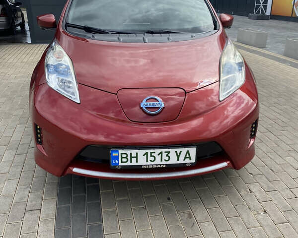 Красный Ниссан Лиф, объемом двигателя 0 л и пробегом 82 тыс. км за 8000 $, фото 1 на Automoto.ua