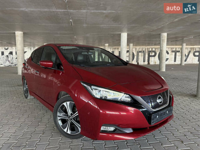 Красный Ниссан Лиф, объемом двигателя 0 л и пробегом 150 тыс. км за 11500 $, фото 1 на Automoto.ua