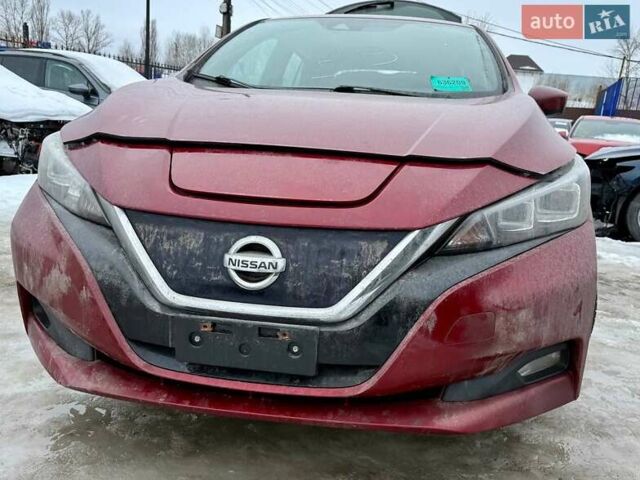 Красный Ниссан Лиф, объемом двигателя 0 л и пробегом 121 тыс. км за 9000 $, фото 1 на Automoto.ua