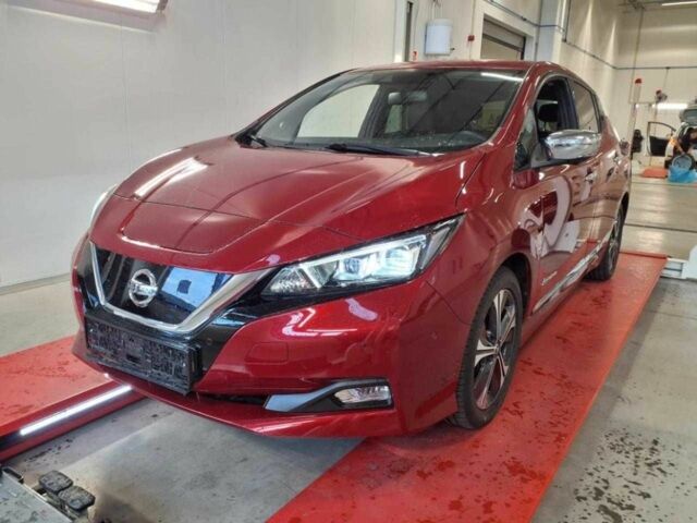 Красный Ниссан Лиф, объемом двигателя 0 л и пробегом 98 тыс. км за 9900 $, фото 1 на Automoto.ua