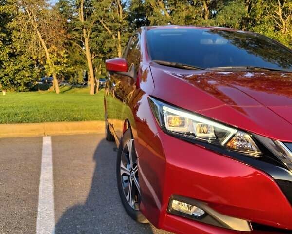 Красный Ниссан Лиф, объемом двигателя 0 л и пробегом 54 тыс. км за 15000 $, фото 1 на Automoto.ua