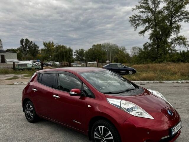 Красный Ниссан Лиф, объемом двигателя 0 л и пробегом 140 тыс. км за 5200 $, фото 1 на Automoto.ua