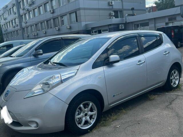 Серый Ниссан Лиф, объемом двигателя 1.6 л и пробегом 107 тыс. км за 5600 $, фото 1 на Automoto.ua