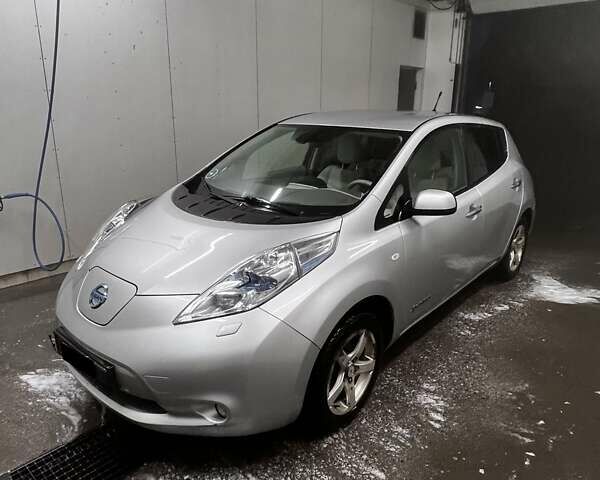 Сірий Ніссан Ліф, об'ємом двигуна 0 л та пробігом 131 тис. км за 4600 $, фото 1 на Automoto.ua