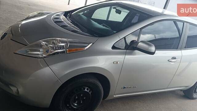 Серый Ниссан Лиф, объемом двигателя 0 л и пробегом 145 тыс. км за 4400 $, фото 1 на Automoto.ua