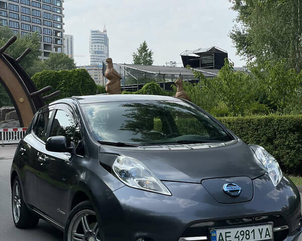Серый Ниссан Лиф, объемом двигателя 0 л и пробегом 180 тыс. км за 8200 $, фото 1 на Automoto.ua