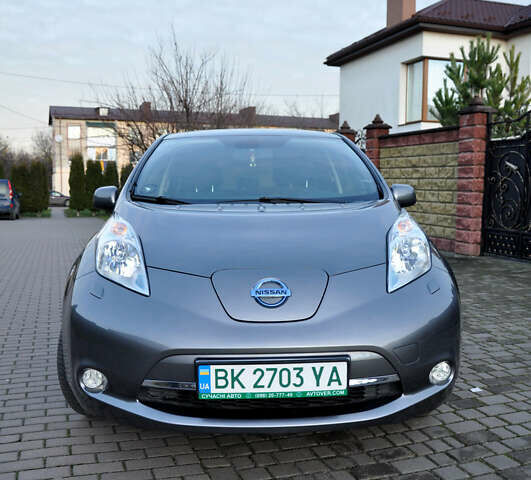 Серый Ниссан Лиф, объемом двигателя 0 л и пробегом 120 тыс. км за 7000 $, фото 1 на Automoto.ua