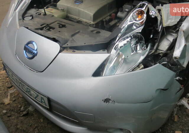 Серый Ниссан Лиф, объемом двигателя 0 л и пробегом 128 тыс. км за 3900 $, фото 1 на Automoto.ua