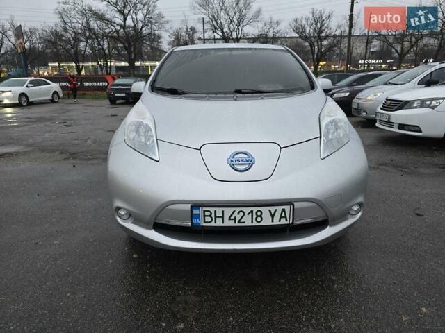 Серый Ниссан Лиф, объемом двигателя 0 л и пробегом 103 тыс. км за 6999 $, фото 1 на Automoto.ua