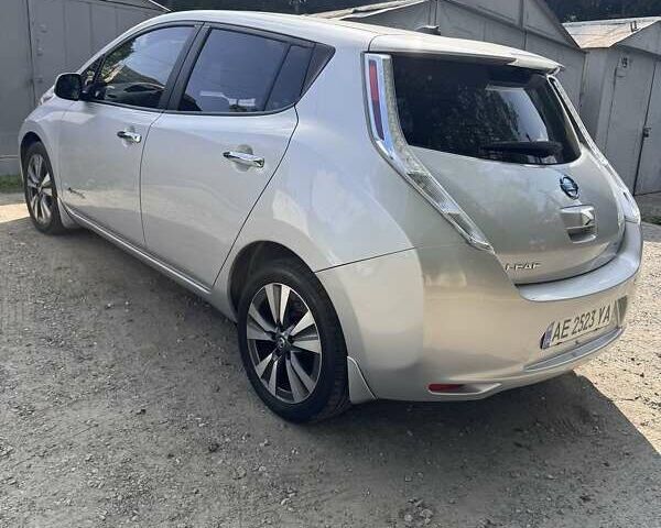 Серый Ниссан Лиф, объемом двигателя 0 л и пробегом 125 тыс. км за 8000 $, фото 1 на Automoto.ua