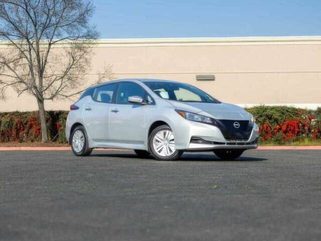 Серый Ниссан Лиф, объемом двигателя 0 л и пробегом 28 тыс. км за 11500 $, фото 1 на Automoto.ua