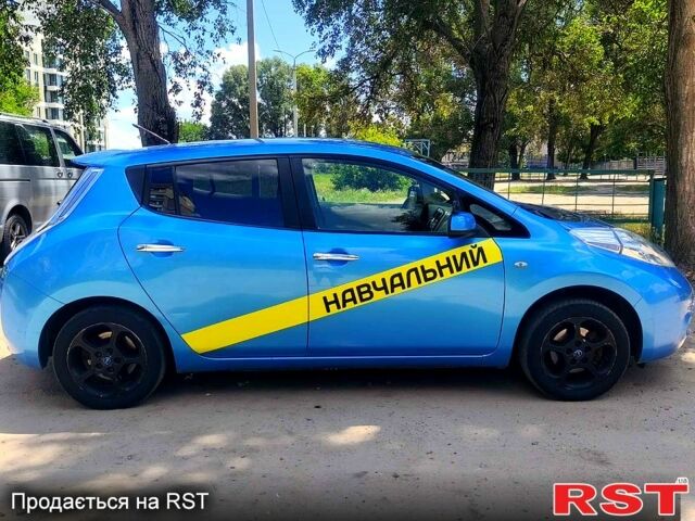 Синий Ниссан Лиф, объемом двигателя 60 л и пробегом 179 тыс. км за 4500 $, фото 1 на Automoto.ua