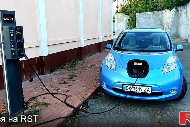 Синий Ниссан Лиф, объемом двигателя 0 л и пробегом 112 тыс. км за 5500 $, фото 1 на Automoto.ua