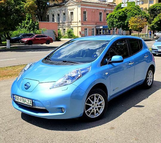 Синий Ниссан Лиф, объемом двигателя 80 л и пробегом 157 тыс. км за 8700 $, фото 1 на Automoto.ua