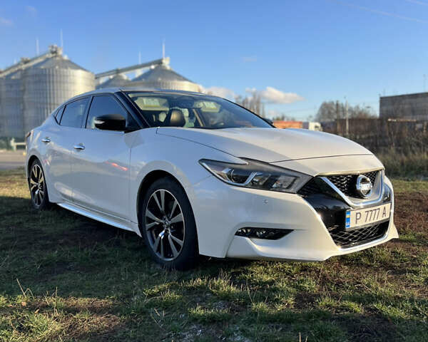 Белый Ниссан Максима, объемом двигателя 3.5 л и пробегом 207 тыс. км за 13700 $, фото 1 на Automoto.ua