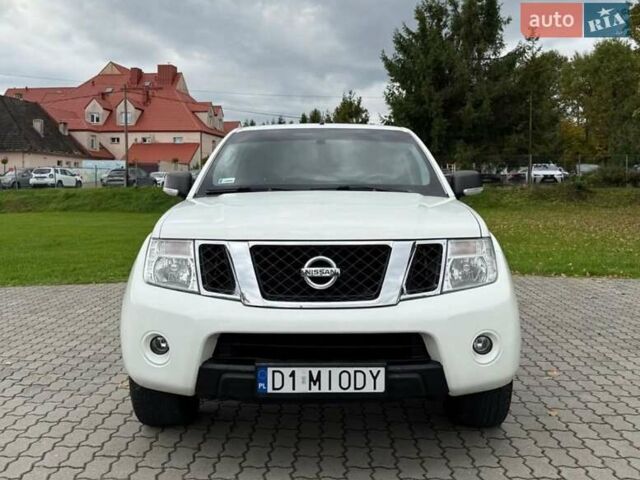 Белый Ниссан Навара, объемом двигателя 2.49 л и пробегом 350 тыс. км за 2964 $, фото 1 на Automoto.ua