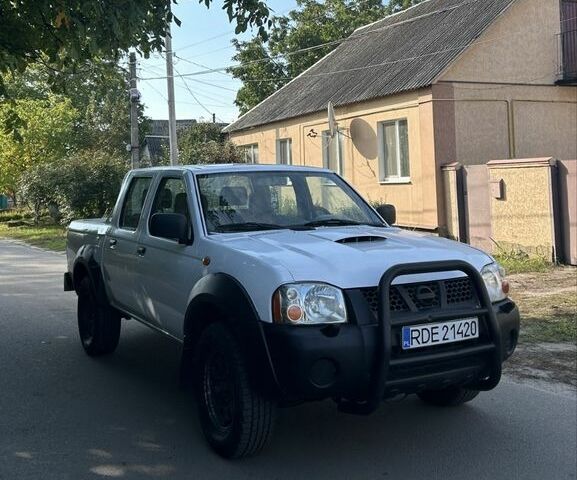 Білий Ніссан Навара, об'ємом двигуна 2.5 л та пробігом 226 тис. км за 3999 $, фото 1 на Automoto.ua