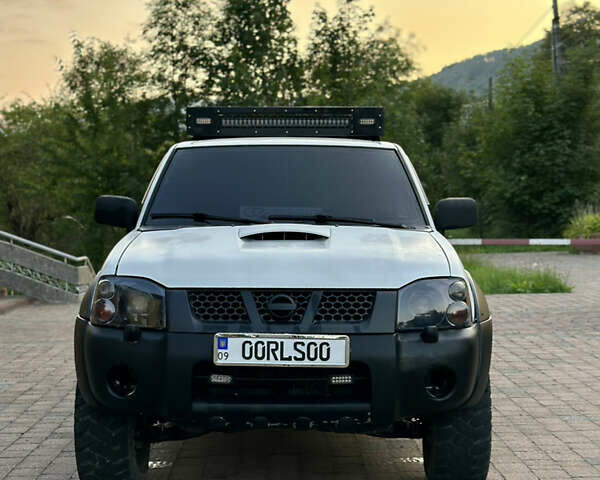 Белый Ниссан Навара, объемом двигателя 2.5 л и пробегом 43 тыс. км за 9800 $, фото 1 на Automoto.ua